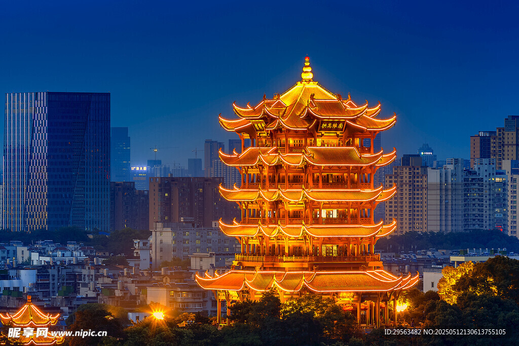 黃鶴樓夜景璀璨奪目