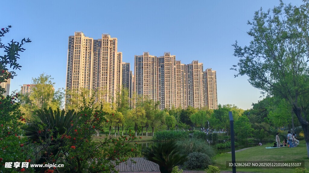 城市花園旁的高層住宅區