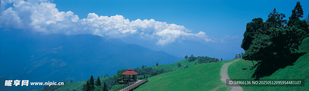 山間美景綠野藍天小屋