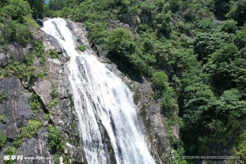 山間瀑布景觀