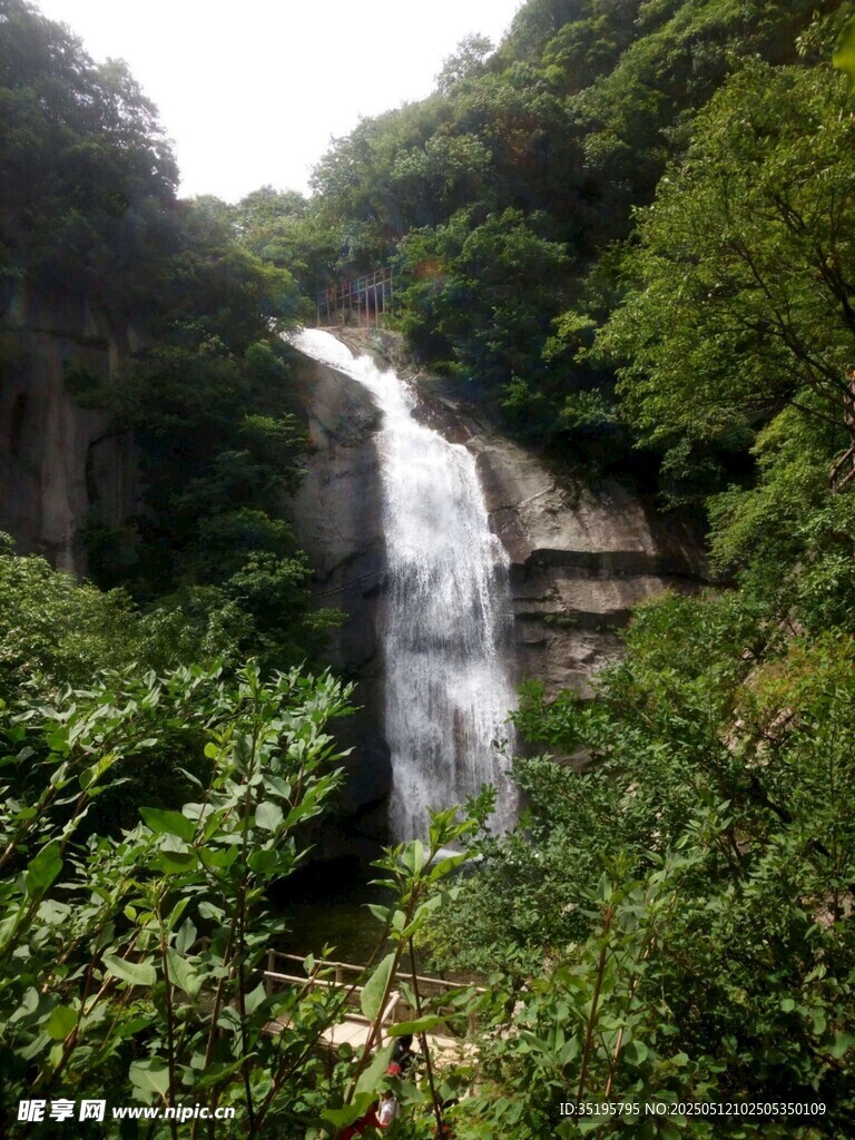 山林間的壯麗瀑布景觀