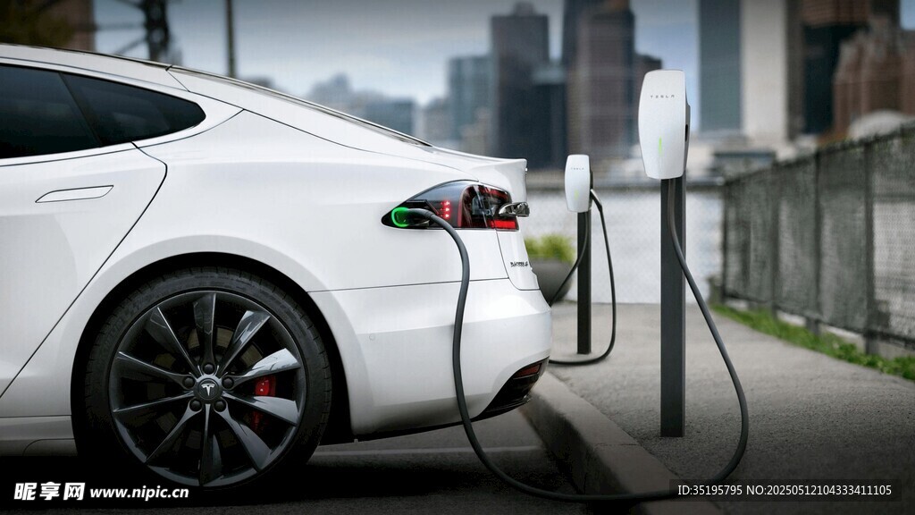 白色轎車(chē)正在充電樁充電
