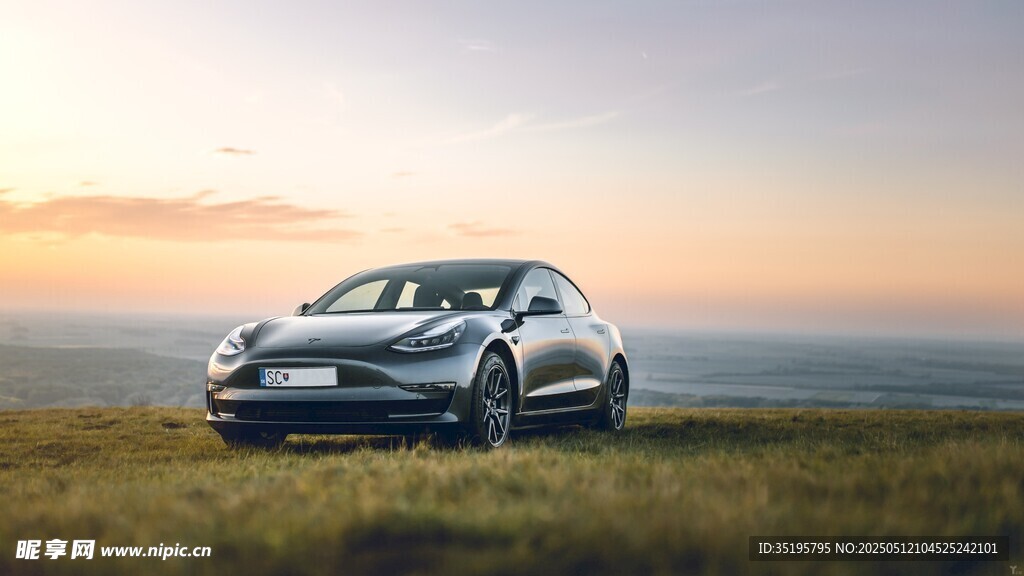 夕陽下的曠野中的酷炫汽車