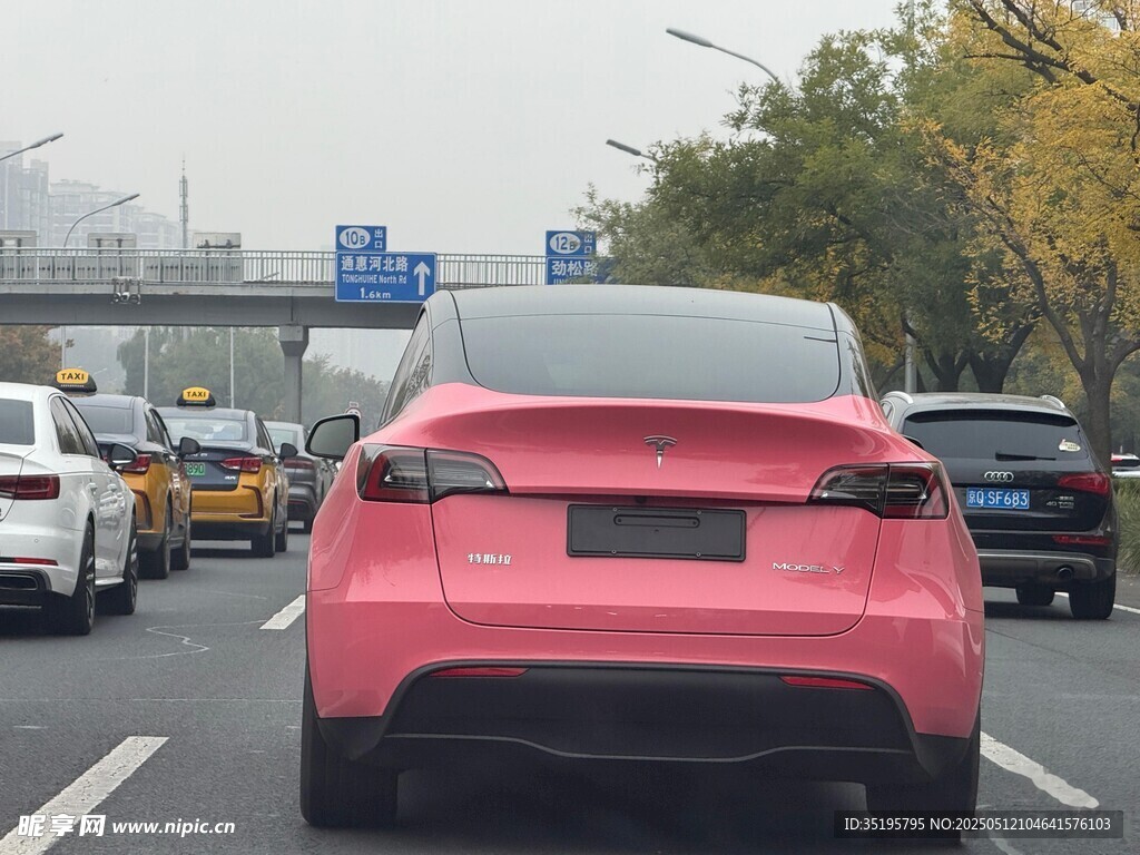 城市道路上的紅色特斯拉汽車