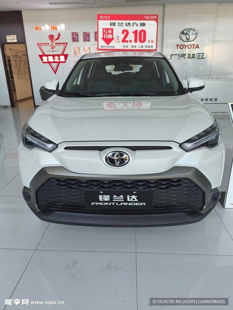 展廳中的白色豐田SUV汽車