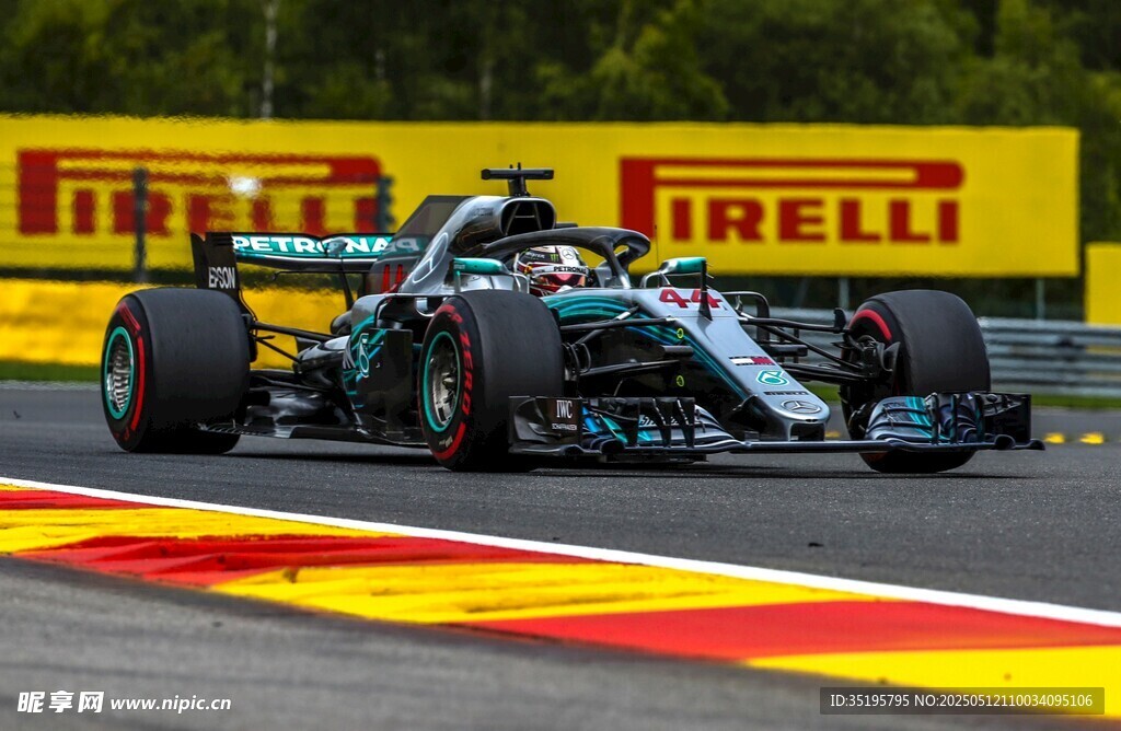 賽道上飛馳的F1賽車
