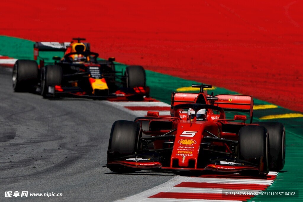 賽道上的激烈F1賽車角逐