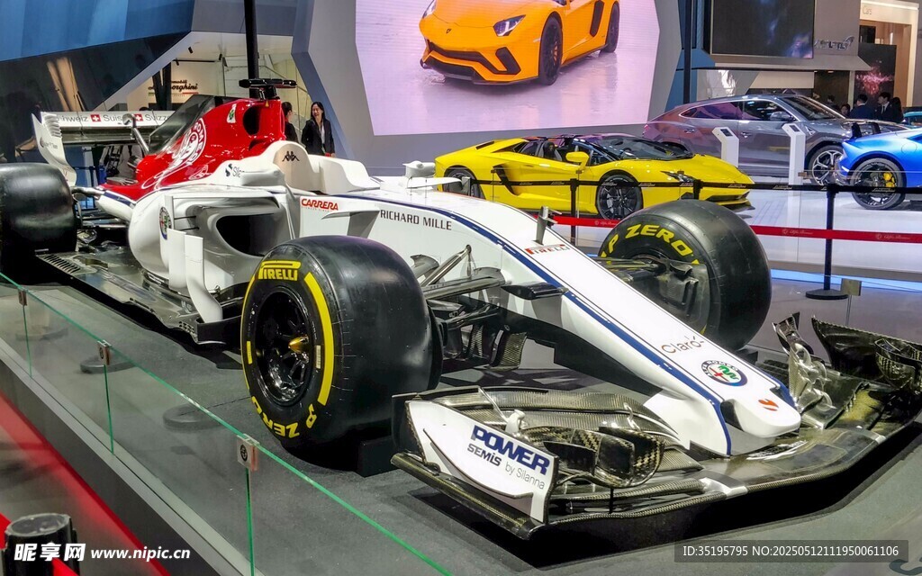 白色賽車展示于室內