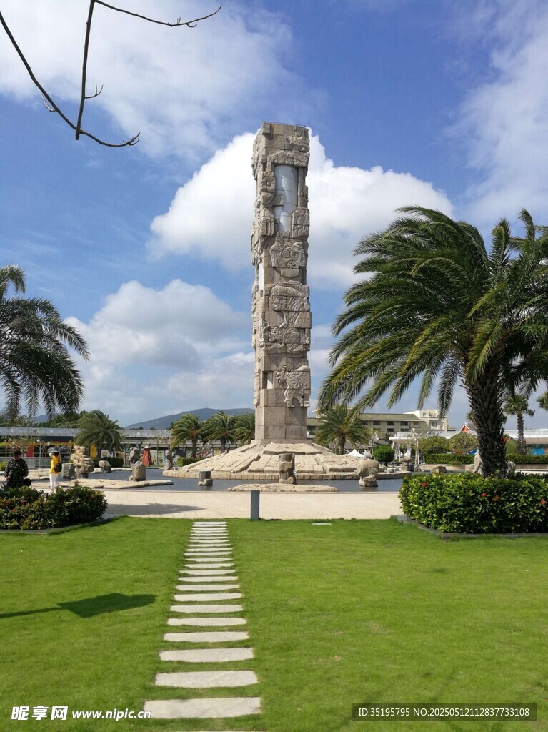 戶外石柱景觀與綠植步道