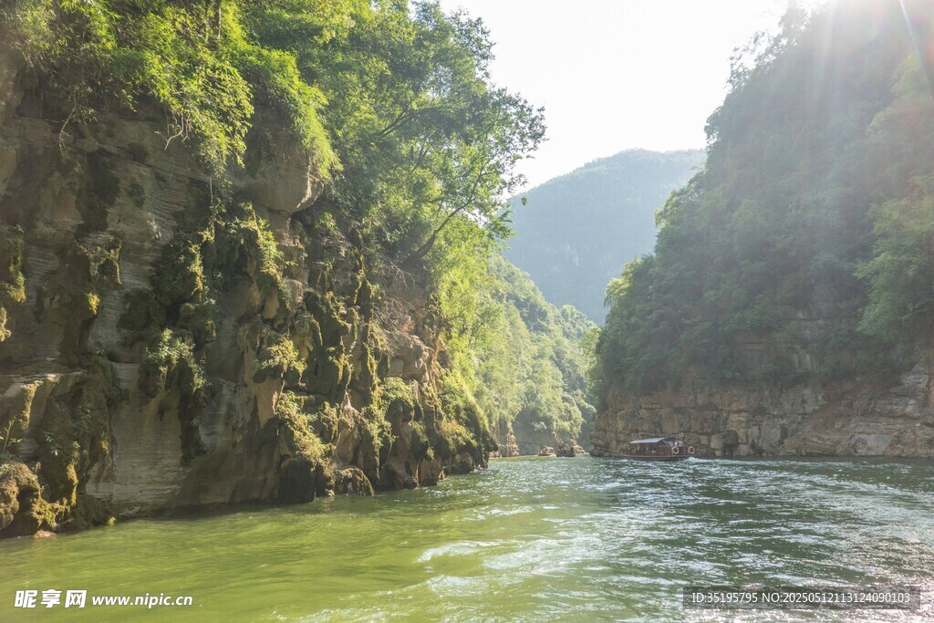 青山綠水間的秀麗河道