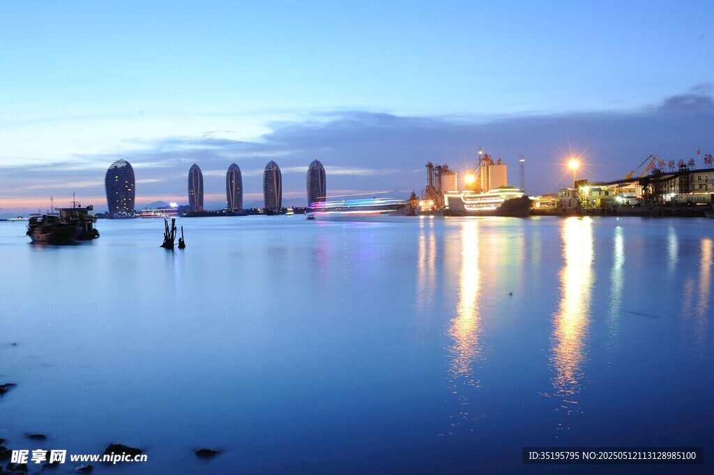 海濱夜景 水面倒映城市燈火