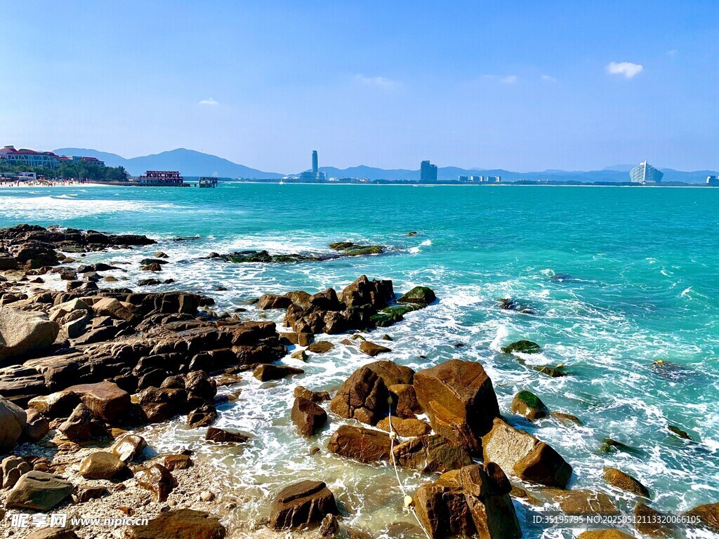 海邊礁石與碧海藍天美景