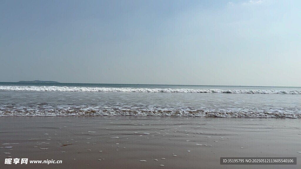 寧靜海灘 海浪輕拍沙灘
