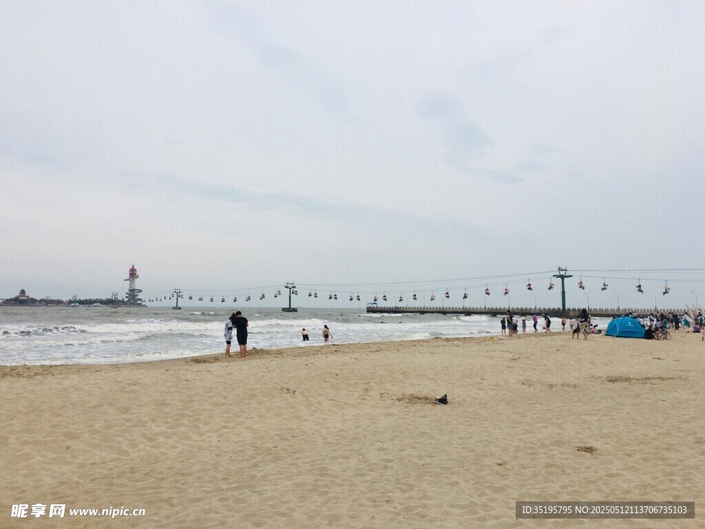 海濱沙灘上的休閑場景