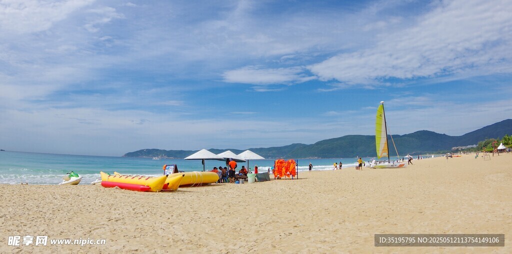 美麗沙灘上的多彩休閑場景