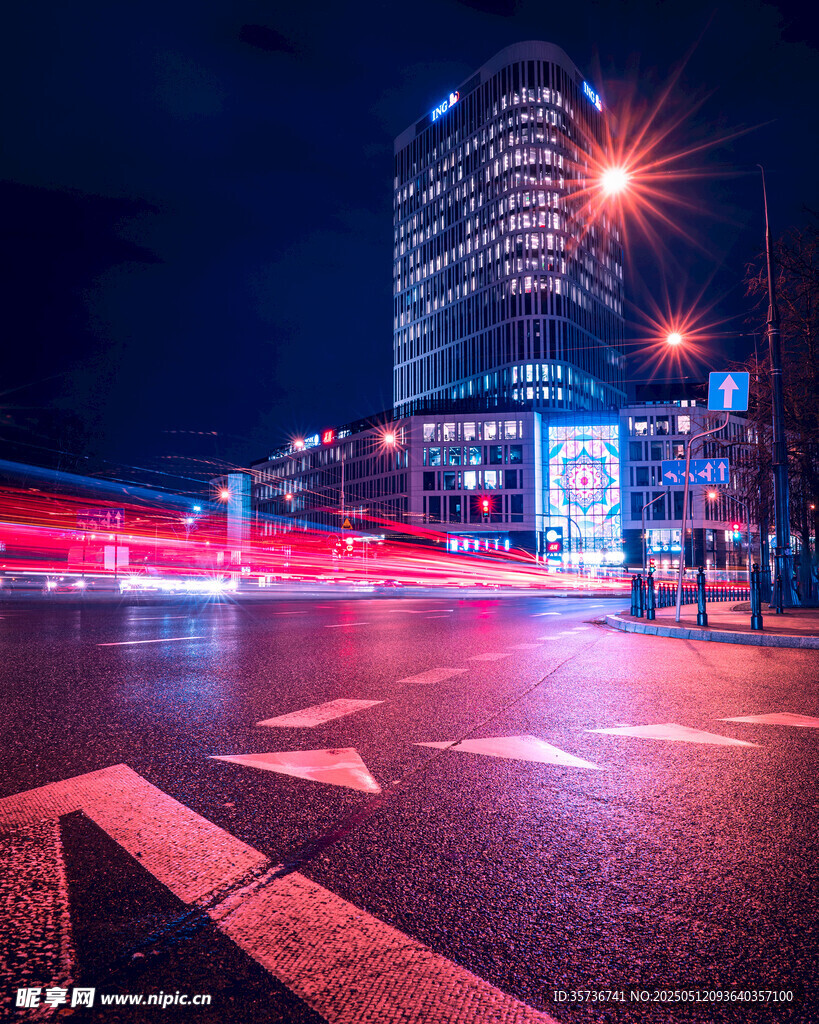 城市夜景中的車流光影