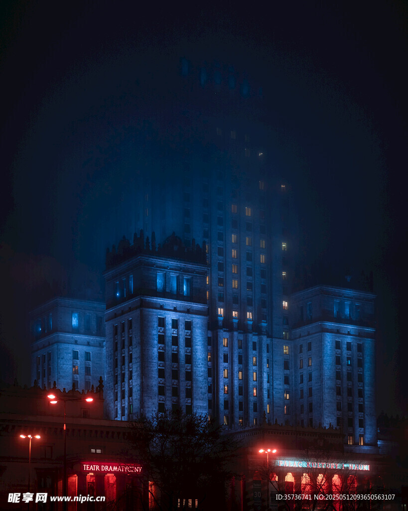 夜幕下的宏偉建筑