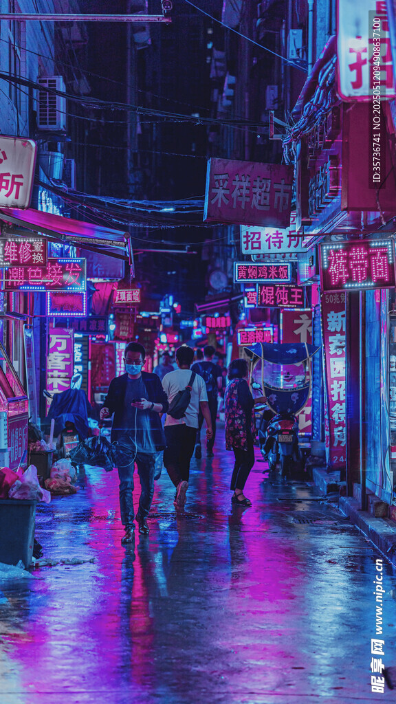 雨夜街頭霓虹下的行人