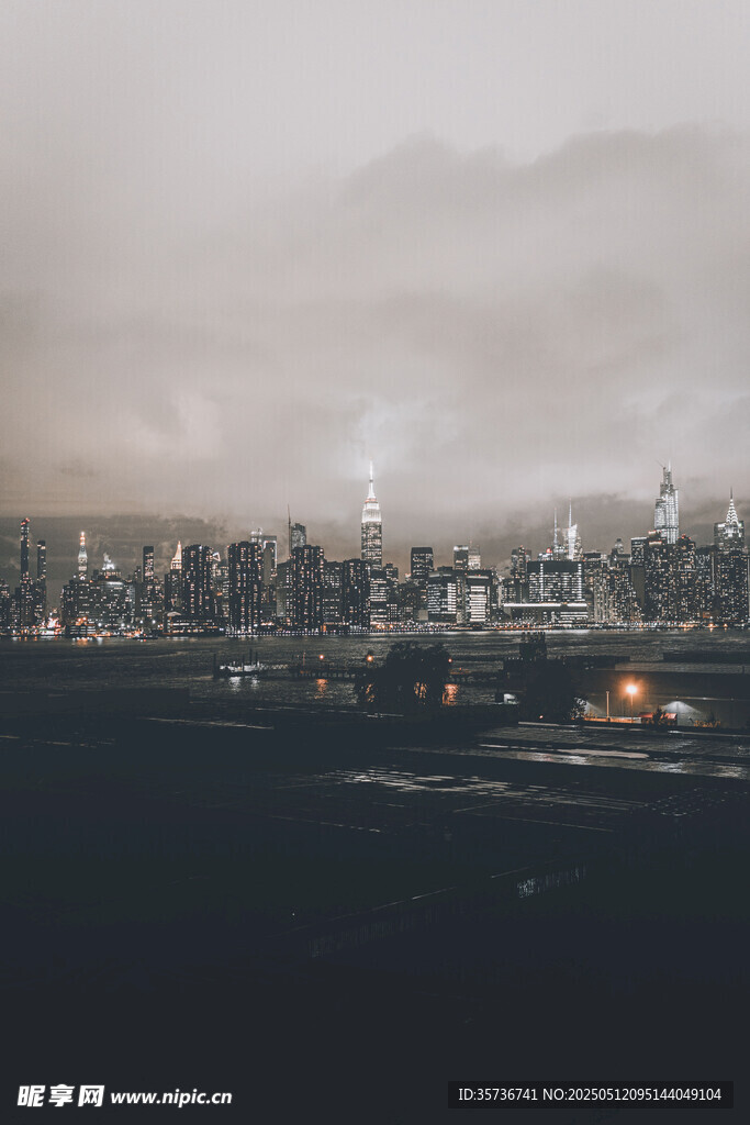 陰天城市天際線景觀