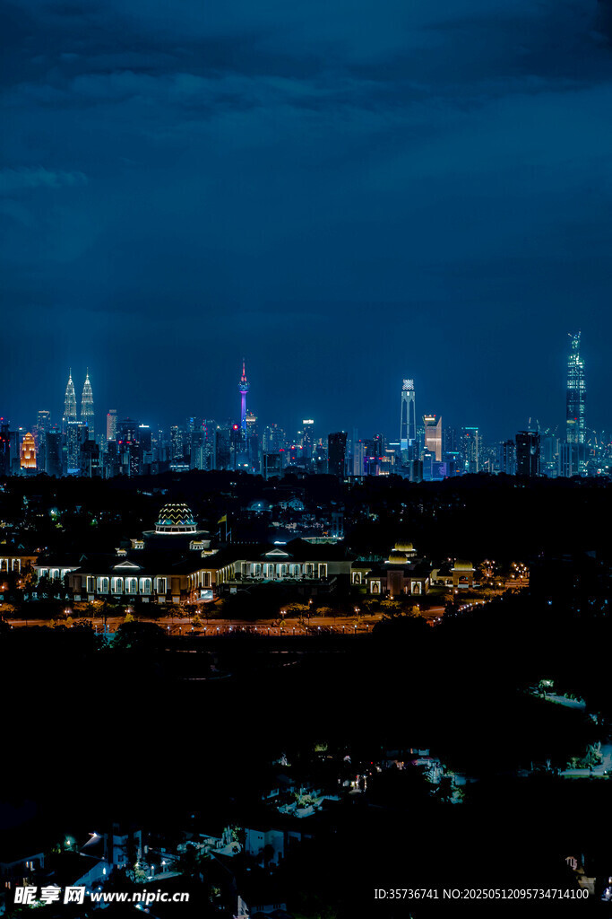 夜幕下的城市與古建筑景觀