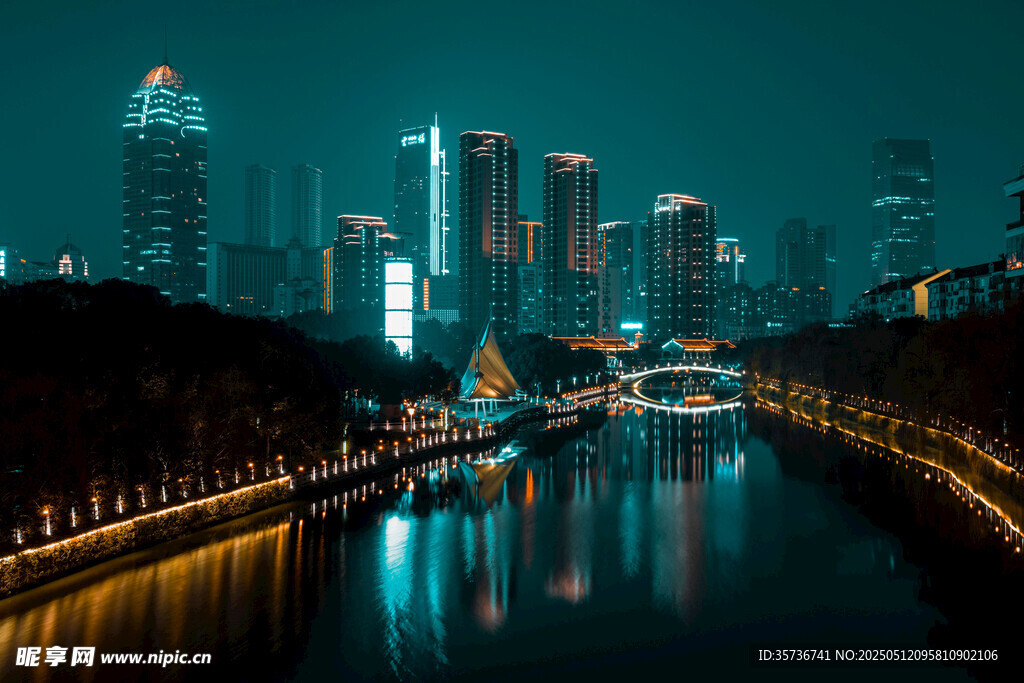 夜幕下的城市河畔風光