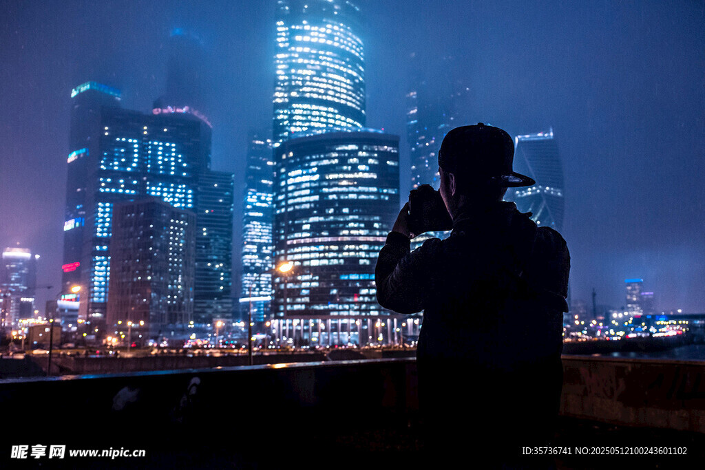 夜拍城市美景的剪影身影