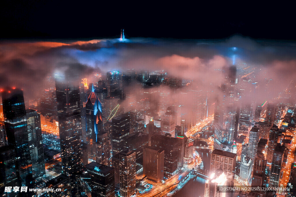 云霧繚繞下的璀璨都市夜景