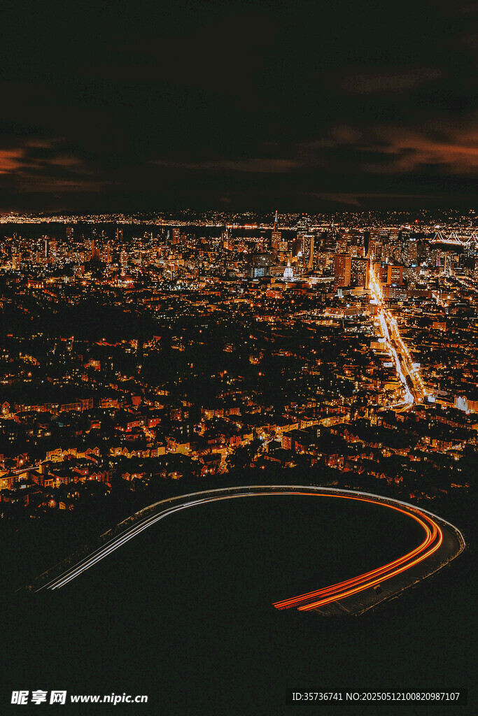 城市夜景中的蜿蜒車流