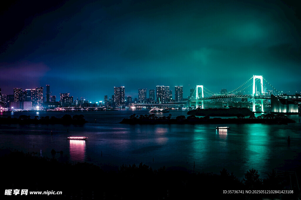 城市璀璨夜景與江面倒影