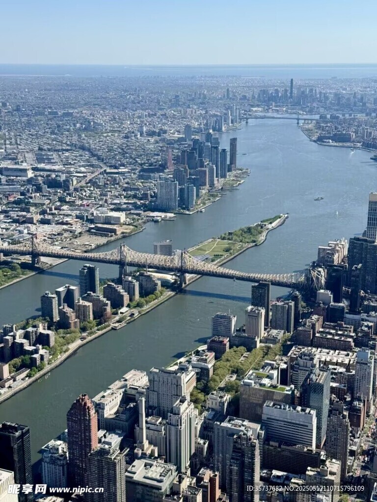 城市河畔高樓景觀俯瞰