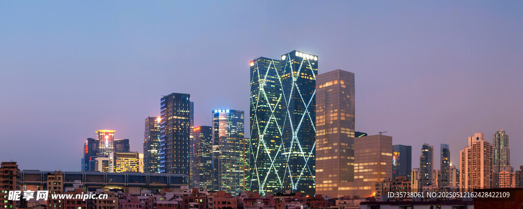 城市璀璨天際線夜景