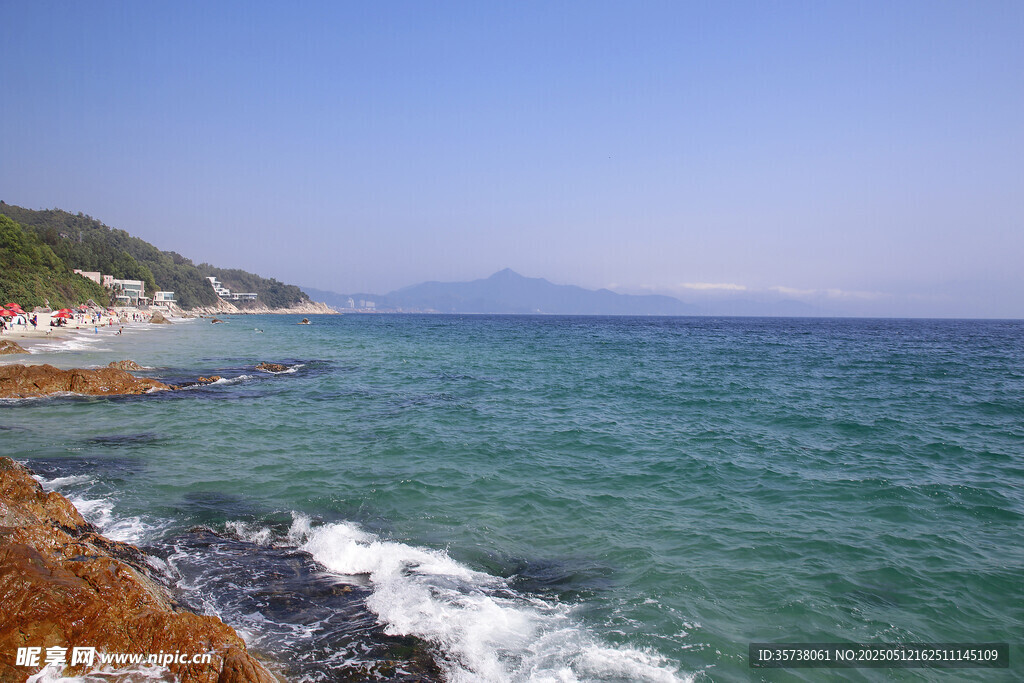 海邊美景海浪礁石與藍(lán)天