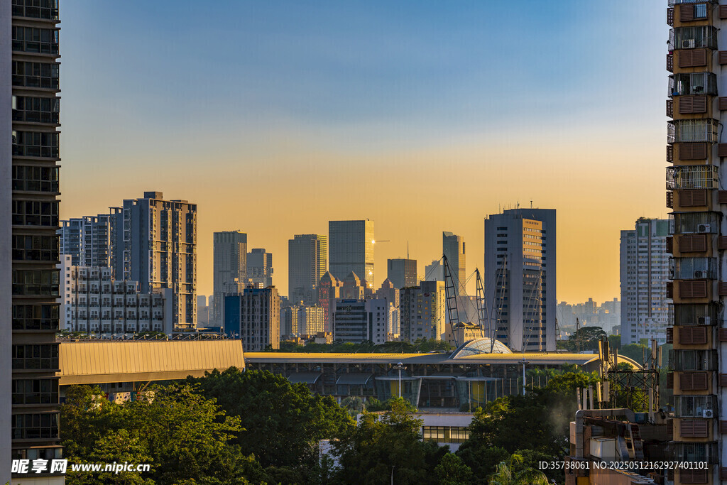 城市天際線的黃昏美景