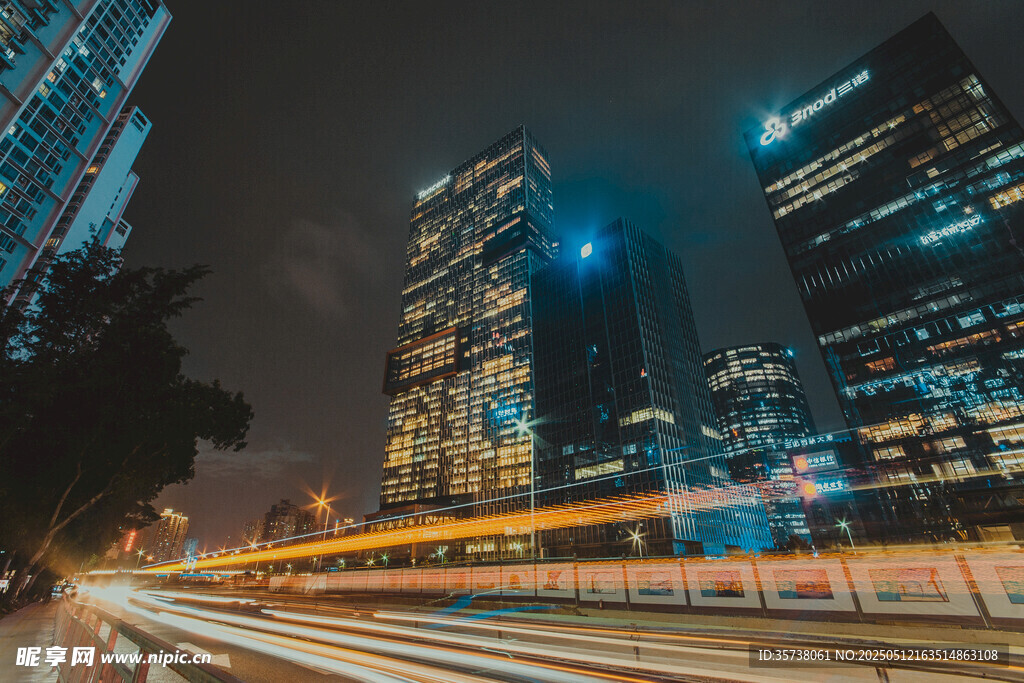 都市夜景車流璀璨瞬間