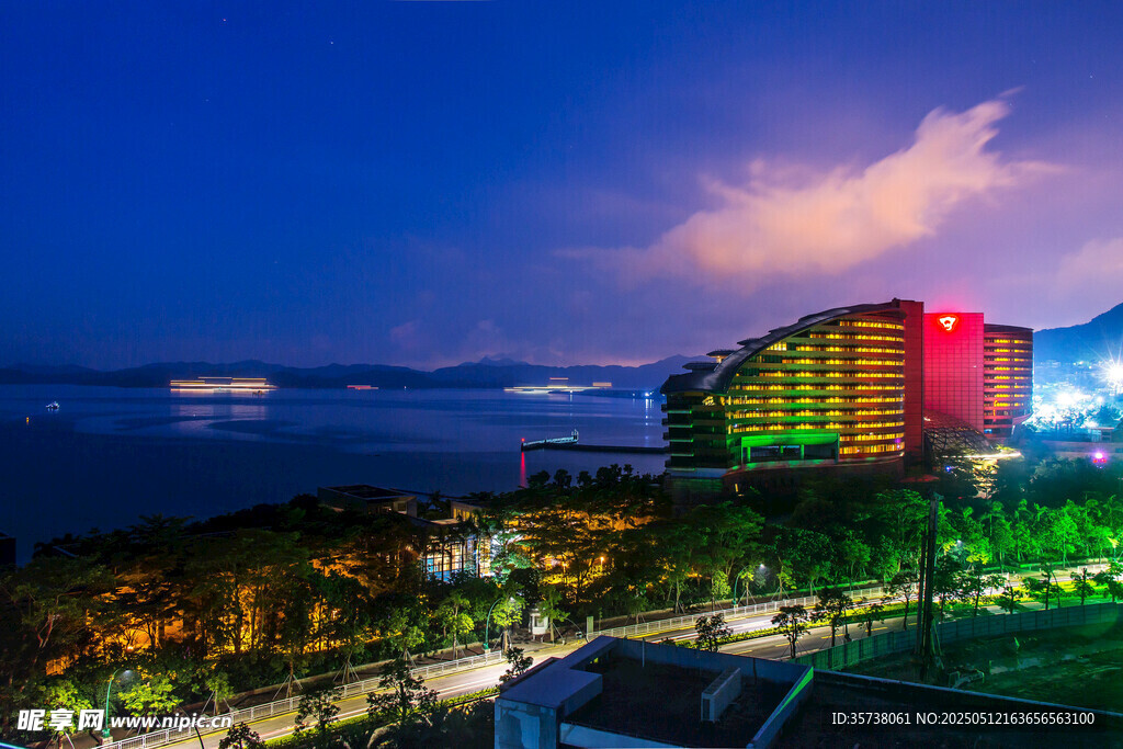 海濱城市璀璨夜景風(fēng)光