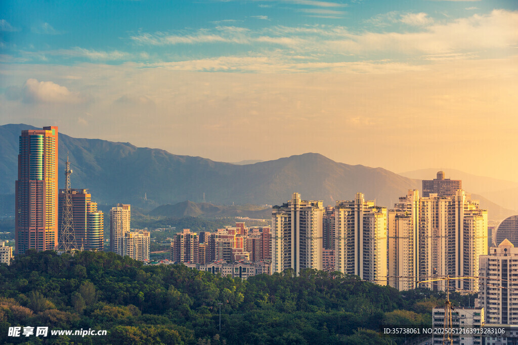 城市天際線與遠(yuǎn)山美景