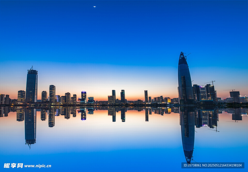 城市天際線與水面倒影美景