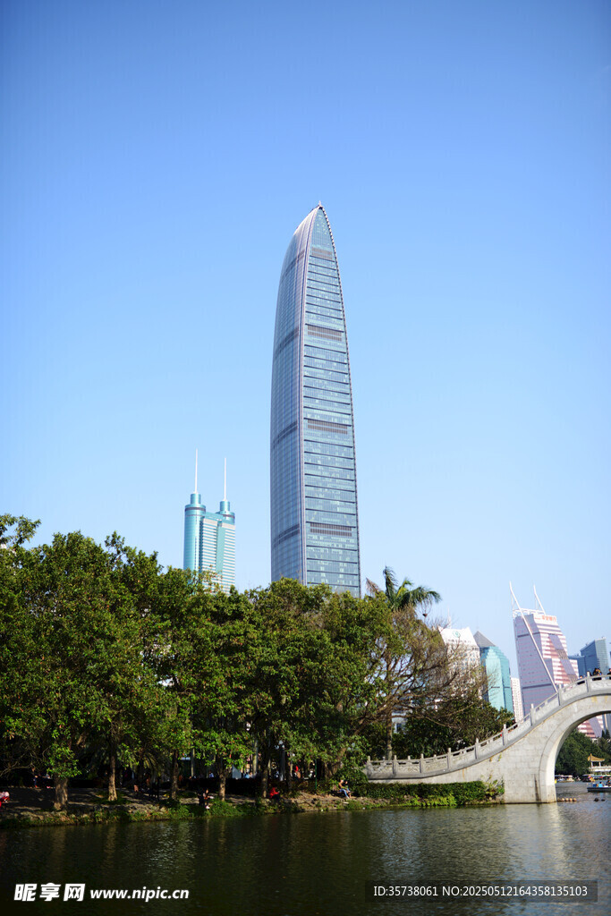 深圳地標建筑湖畔風光
