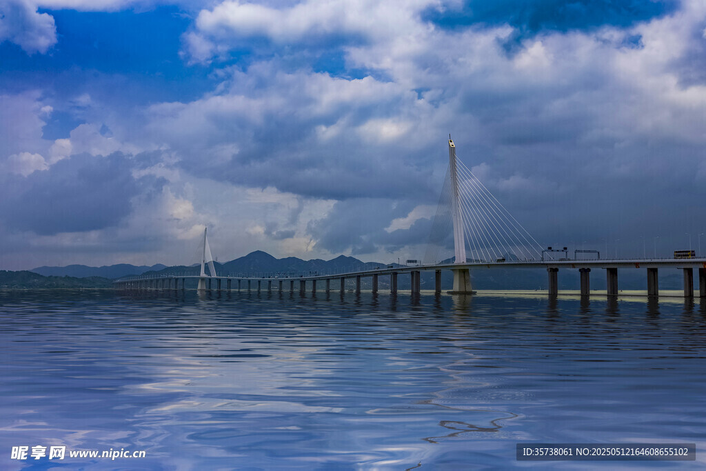 海上棧橋與藍(lán)天白云美景