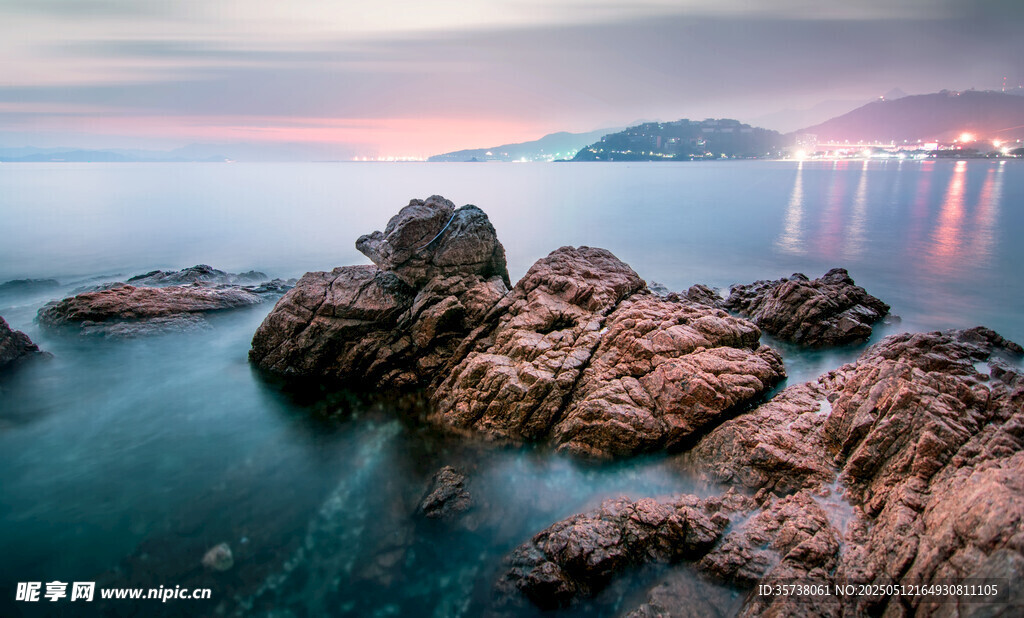 海邊礁石夜景美麗風光