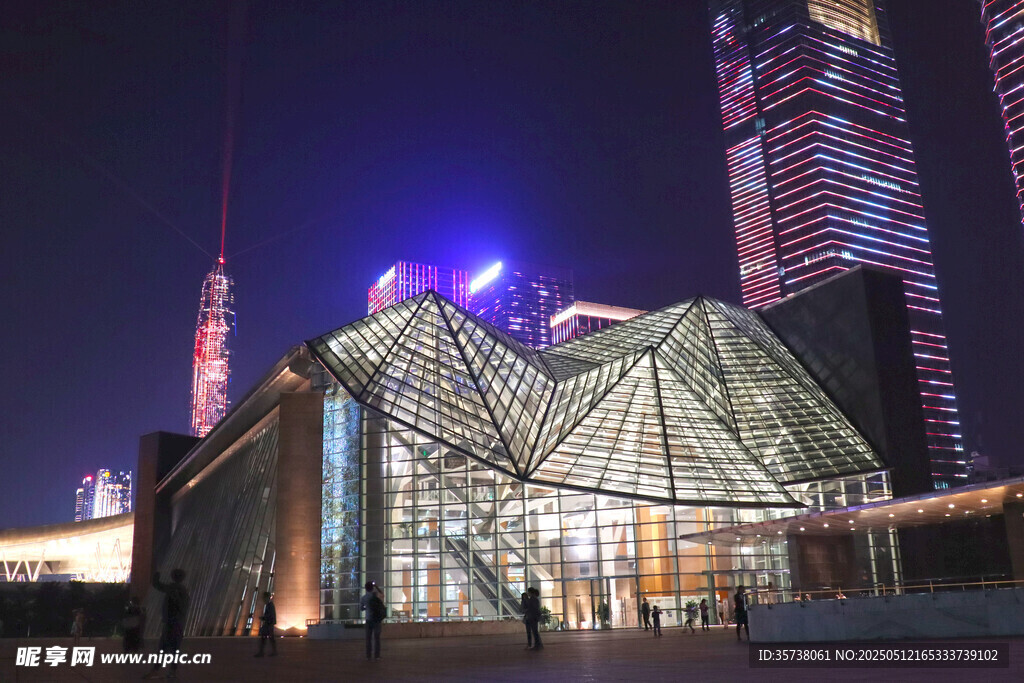 城市夜景中的獨特玻璃建筑