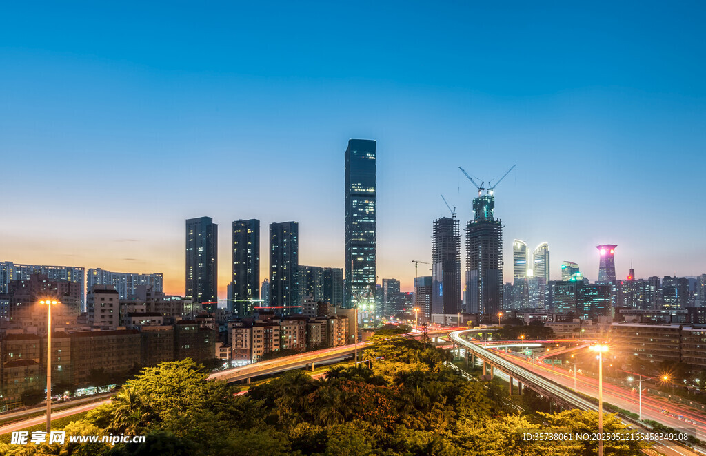 城市夜景中的高樓與道路