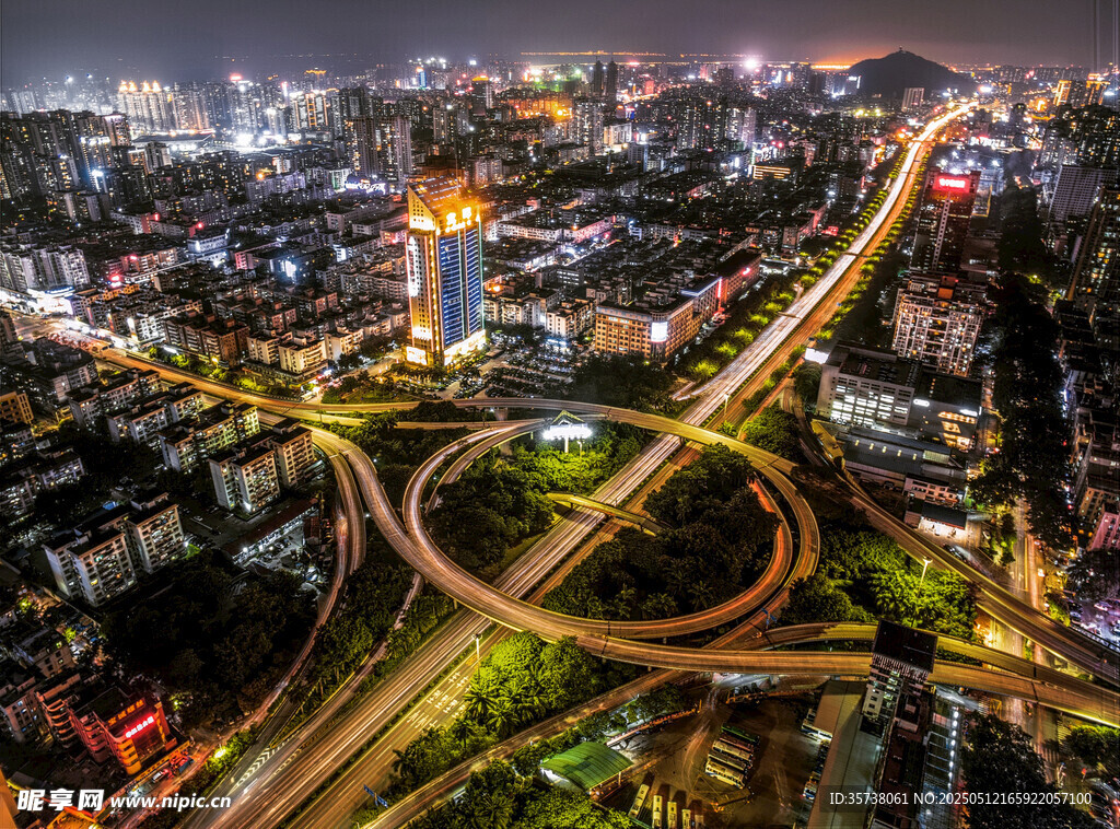 城市夜景中的繁華立交橋