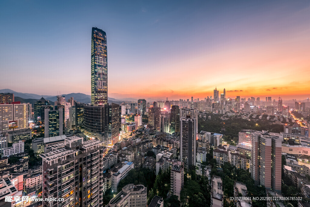 城市天際線的絢爛黃昏時刻