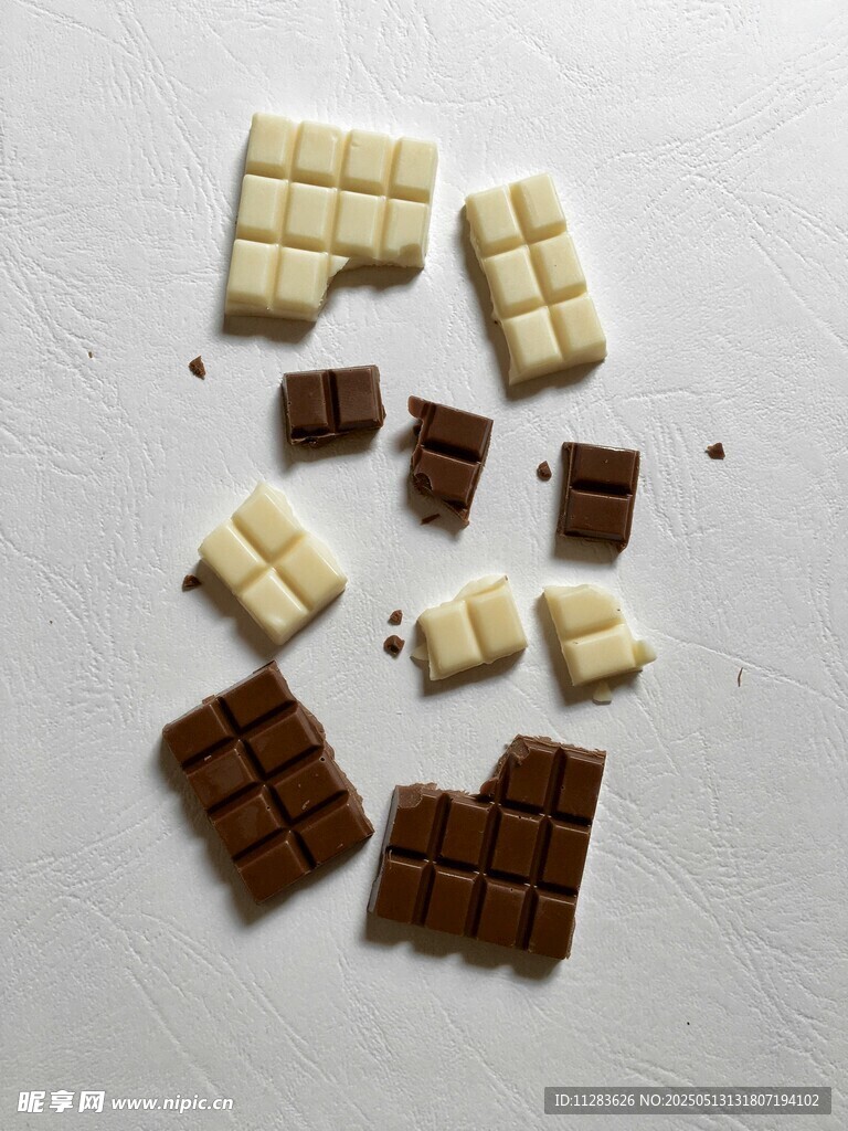 多彩巧克力塊散落畫面