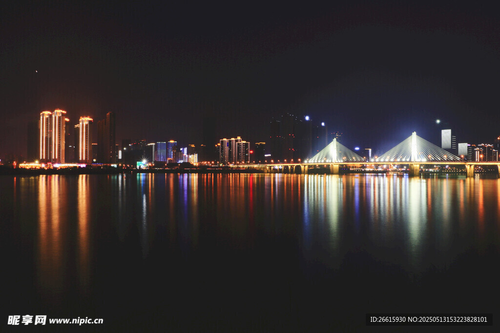 城市璀璨夜景湖面倒影