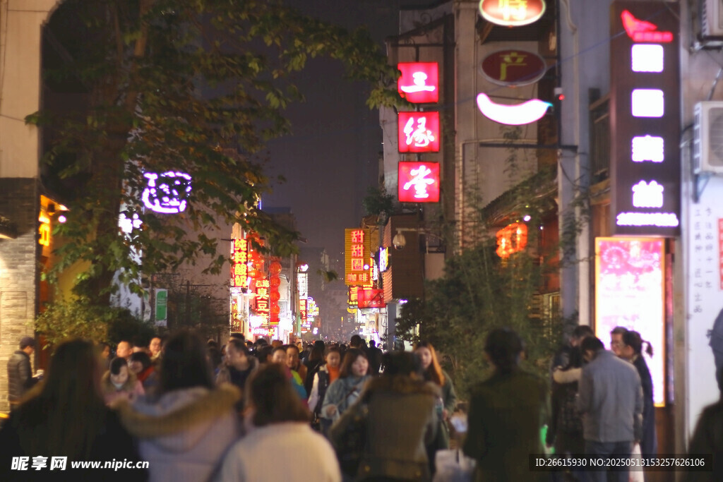 熱鬧的都市夜間步行街