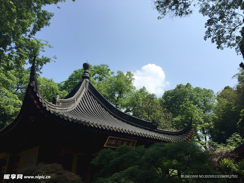 中式古亭掩映于綠樹藍天