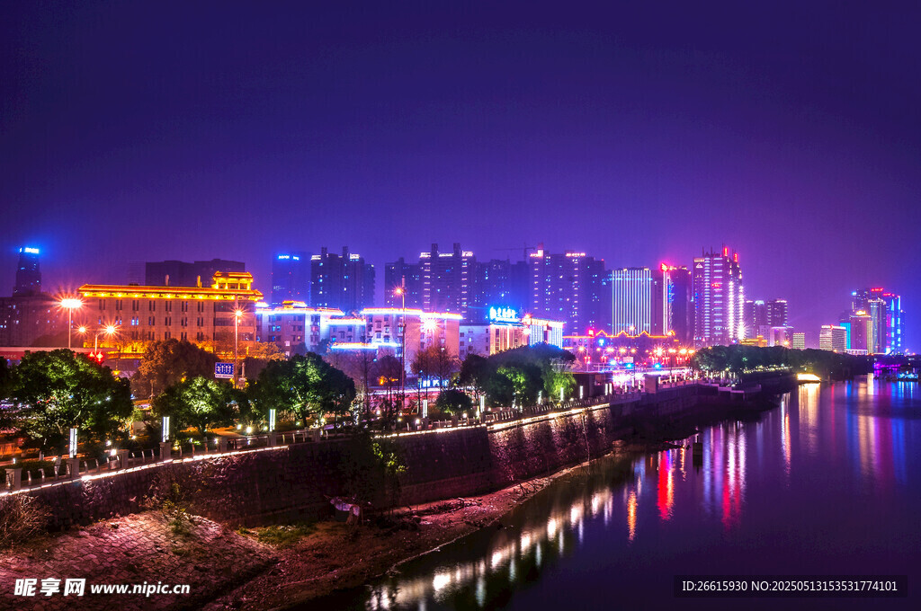 城市河畔璀璨夜景