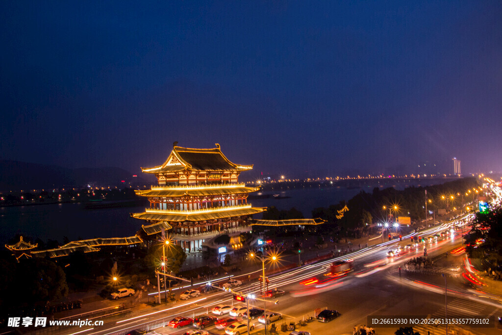 江邊古樓夜景璀璨